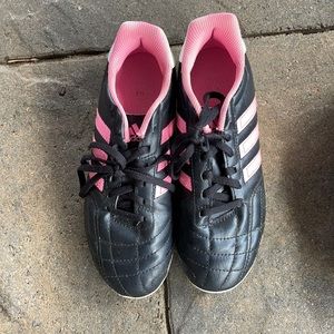 Adidas pink girl soccer cleats; used  
Size: 4